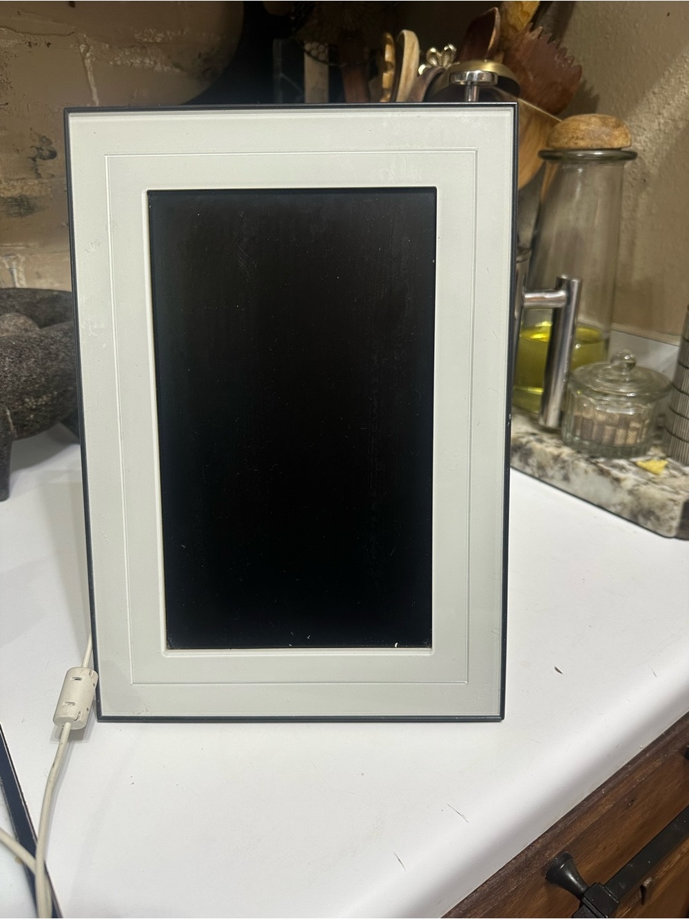 Kodak EasyShare M1020 Digital Frame in White and Black